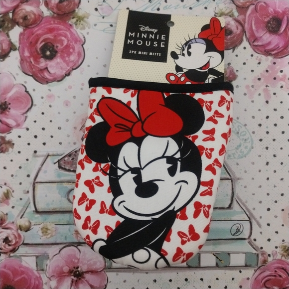 Disney Other - 2 Pack Heat Resistant Minnie Mouse Mini Oven Mitts